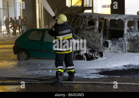 Fireman spegnimento, pompieri distribuzione su due macchine di masterizzazione sotto un ponte, Berlino Foto Stock