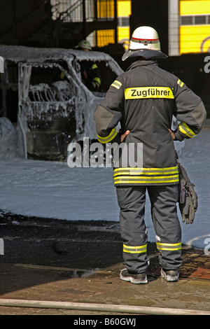 Responsabile della stazione dei vigili del fuoco, pompieri distribuzione su due macchine di masterizzazione sotto un ponte, Berlino Foto Stock