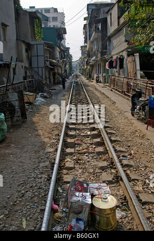 Binario ferroviario attraverso una zona residenziale, Hanoi, Vietnam Asia Foto Stock