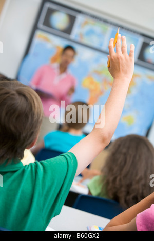 Studente il volontariato in geografia classe per insegnante (messa a fuoco selettiva) Foto Stock