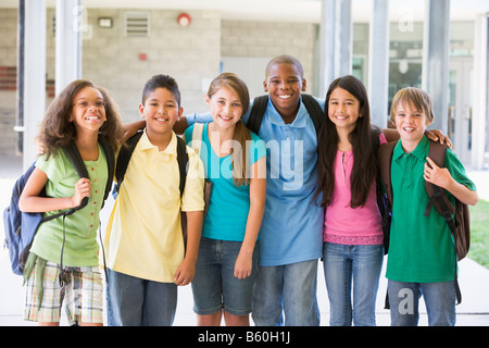 Sei studenti in piedi al di fuori della scuola insieme sorridente Foto Stock