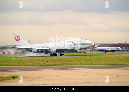 Un jumbo jet Boeing 747 di atterraggio su una pista a Heathrow. Foto Stock