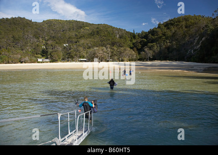 I passeggeri scendono dal taxi d'acqua Torrent Bay Parco Nazionale Abel Tasman Nelson regione Isola del Sud della Nuova Zelanda Foto Stock