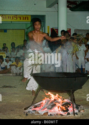 La balneazione con olio caldo al bizzarro Festival vegetariano di Phuket Thailandia Foto Stock