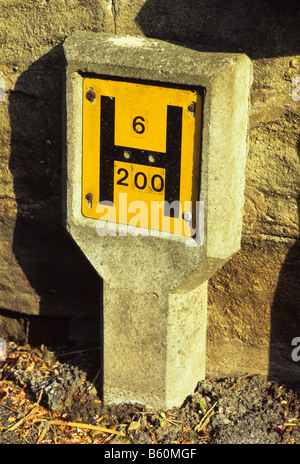 Cartello stradale dando posizione dell'idrante di fuoco come un aiuto al servizio antincendio Leeds Yorkshire Regno Unito Foto Stock
