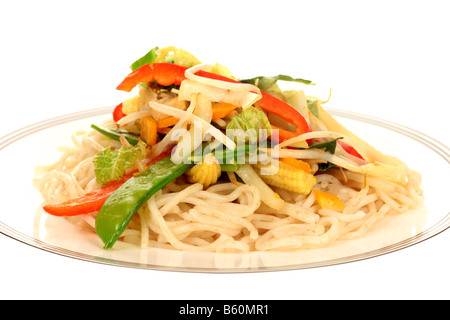 Fresco e salutare in stile asiatico Pasto vegetariano di tagliatelle e mescolare verdure fritte isolata contro uno sfondo bianco con nessun popolo e un tracciato di ritaglio Foto Stock