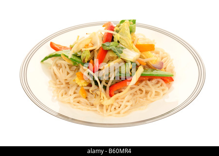 Fresco e salutare in stile asiatico Pasto vegetariano di tagliatelle e mescolare verdure fritte isolata contro uno sfondo bianco con nessun popolo e un tracciato di ritaglio Foto Stock