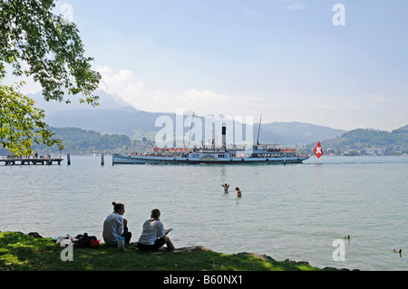 Persone, Riverside, escursione in barca, Vierwaldstaetter vedere o il Lago di Lucerna, bandiera svizzera, Lucerna, Svizzera, Europa Foto Stock