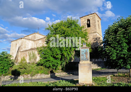 Monumento a un glassblower presso una chiesa nel villaggio di El Recuenco bei Priego, Provincia Cuenca, Castilla la Mancha, in Spagna Foto Stock