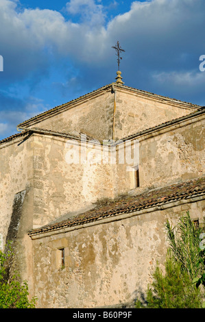 Croce su una chiesa nel villaggio di El Recuenco bei Priego, Provincia Cuenca, Castilla la Mancha, in Spagna, Europa Foto Stock