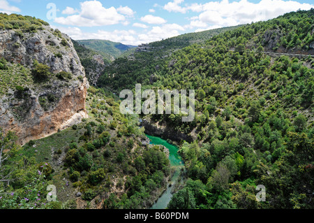 Vista sulla valle per il fiume Jucar e Ventano del Diablo, del diavolo la finestra, formazione di pietra, Lookout Point, Cuenca Foto Stock