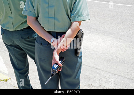 Radio, pistola, uniforme, retro, poliziotto, poliziotta, disponibilità, osservando, proteggere, guardando, street, Spagna, Europa Foto Stock
