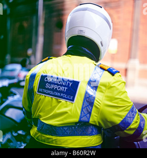Vista posteriore del cartello su giacca fluorescente del supporto comunitario Metropolitan Police Officer Londra Inghilterra Regno Unito KATHY DEWITT Foto Stock