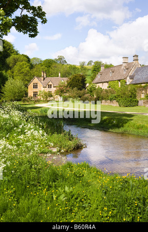 Casali in pietra accanto al guado sul fiume occhio nel villaggio Costwold di Upper Slaughter, Gloucestershire Foto Stock