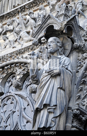 Saint statua, entrata principale, dettaglio, la Cattedrale di Saint Etienne, Bourges, centro, Francia, Europa Foto Stock