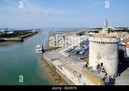 Vista verso il mare con la bassa marea, Tour de la Chaine, Tour de la Lanterne, torri, il porto di La Rochelle, Poitou Charentes, Francia Foto Stock