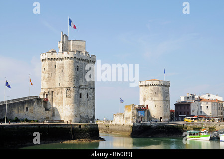 Tour Saint Nicolas e Tour de la Chaine, torri, il porto di La Rochelle, Poitou Charentes, Francia, Europa Foto Stock