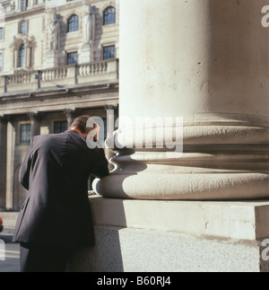 Uomo d'affari testa in mano sul Black Friday 2008 crisi finanziaria crisi crisi crisi economica Bank of England che legge il giornale a Londra Inghilterra Regno Unito KATHY DEWITT Foto Stock