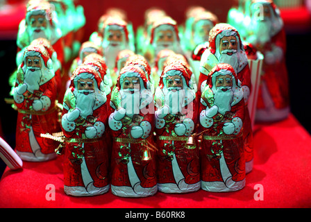 Cioccolata Lindt Babbo Natale sul display nella finestra Selfridges, Londra Foto Stock