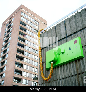 Un enorme gigante di spina verde e la luce di alimentazione interruttore di energia presa sul muro di un edificio su Ganton St vicino a Carnaby Street Londra Inghilterra KATHY DEWITT Foto Stock