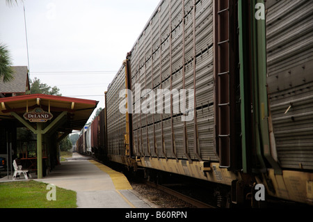 CSX treno merci passando attraverso la stazione di DeLand Mid Florida America USA Foto Stock