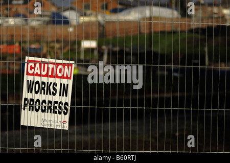 Recinzione cantiere con avviso di sicurezza Foto Stock