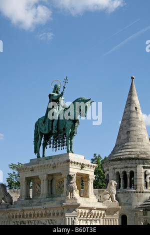 Statua di Re Stefano I di Ungheria di fronte Halászbástya o Bastione del Pescatore, Budapest, Ungheria, Europa Foto Stock