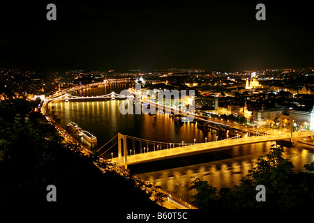 Panorama sul ponte Erzsébet o Elisabeth Ponte Széchenyi e il Ponte della Catena, night shot visto dalla collina di Gellert Budapest Foto Stock