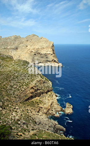 La vista dalla terrazza del visitatore di Mirador es Colomer sul Cap de Catalunya e Cala Figuera, Cap de Formentor, Mallorca Foto Stock
