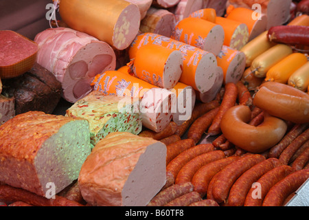 Display di carne con salsicce, Weinheim, BADEN-WUERTTEMBERG Foto Stock