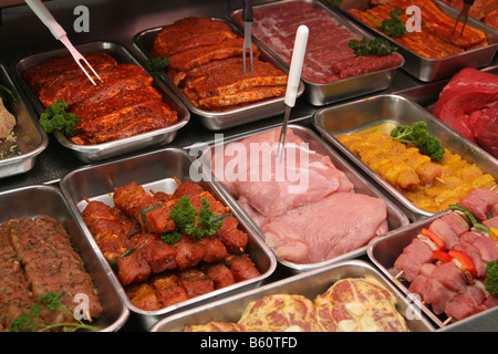 Display di carne con carne e salsicce, Weinheim, BADEN-WUERTTEMBERG Foto Stock