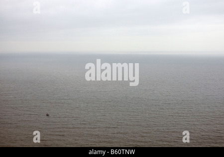 Barca da pesca nel Mare d' Irlanda della costa del Galles, preso dal Constitution Hill in Aberystwyth. Foto Stock