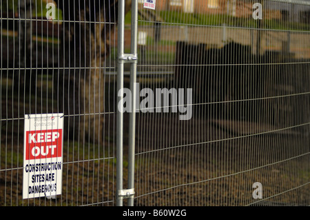 Recinzione cantiere con avviso di sicurezza Foto Stock