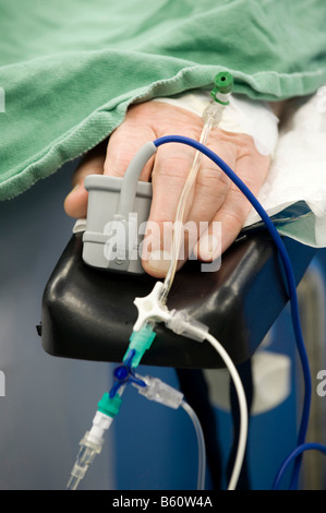 Mano con sensore di impulsi e il catetere di infusione, neurochirurgia sala operatoria, Oberschwaben clinica Santa Elisabetta ospedale Foto Stock