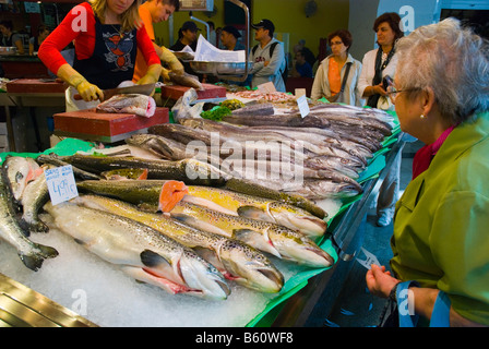 Pressione di stallo di pesce al mercato di Santa Caterina a Barcellona Spagna Europa Foto Stock