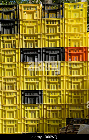 Cassette in plastica impilate con produrre al mercato in Carcassonne Foto Stock