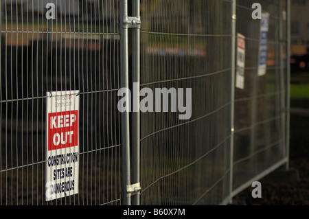 Recinzione cantiere con avviso di sicurezza Foto Stock