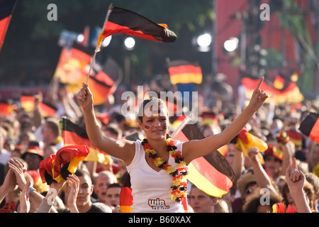 Ventole con tedesco bandiere guardando la versione finale del gioco del calcio EM sulla ventola di Berlino miglio, Berlino Foto Stock