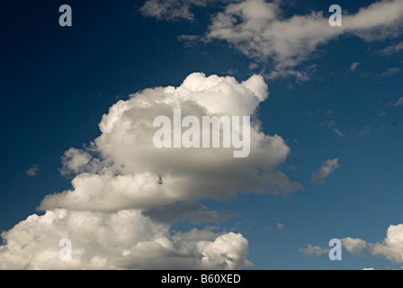 Blue soffici nuvole in alto nel cielo in una giornata di sole con cirrus nuvole Foto Stock