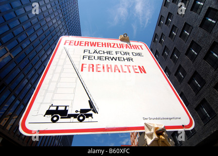 Segno, Feuerwehrzufahrt freihalten, tenersi a distanza per vigili del fuoco, tra edifici per uffici Foto Stock