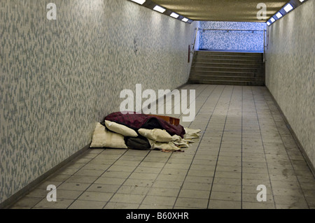 Una ruvida senzatetto traversina a Londra in un sottopassaggio Foto Stock