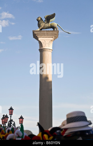 Statua di San Marco a Lion, Piazzetta dei Leoncini, lampioni stradali e negozio di souvenir, Piazza San Marco, Venezia, Veneto, Italia, Europa Foto Stock