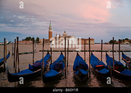 Gondole presso la Piazzetta dei Leoncini, Piazza San Marco, vista sul Canale di San Marco di San Giorgio Maggiore Foto Stock