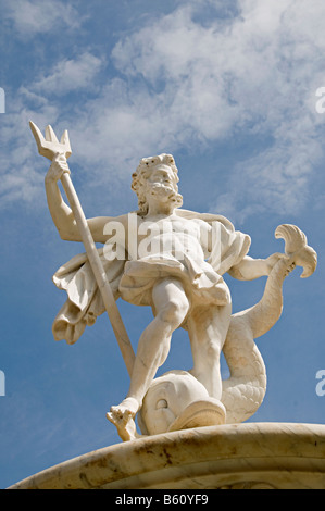 Statua e cascata di Nettuno in place Carnot in Carcassonne piazza del mercato Foto Stock