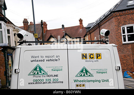 Dvla spy telecamere su un furgone che guidare in giro per le strade e posto auto senza tasse Foto Stock