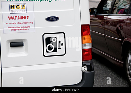 Dvla spy telecamere su un furgone che guidare in giro per le strade e posto auto senza tasse Foto Stock