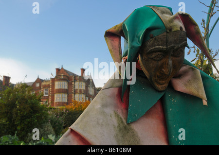 Un buffone spaventapasseri protegge i giardini premiati a Burton Agnese Hall, nr Driffield, nello Yorkshire, Regno Unito Foto Stock