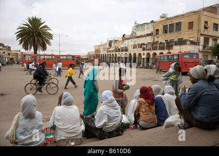 Persone in corrispondenza di una stazione di autobus nella capitale Eritrea Square, Asmara, Eritrea, Corno d Africa e Africa orientale Foto Stock