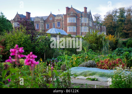 Una vista di Burton Agnese Hall, Driffield, Regno Unito dai giardini premiati Foto Stock