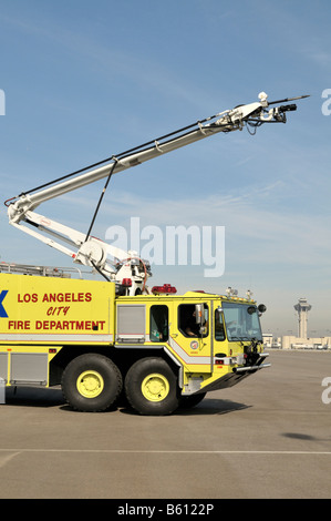 Uno dei la più recente stato della tecnica veicoli antincendio presso l'Aeroporto Internazionale di Los Angeles Foto Stock